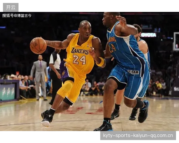 拉塞尔·西蒙:从NBA“第三外援”到球迷心中的“神话” 拉塞尔·西蒙:从NBA“第三外援”到球迷心中的“神话”